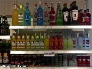 Burgemeester van Urk wil drank uit supermarkten en zuipketens legaliseren